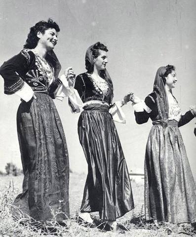 Γυναίκες χορεύουν Τριζάλη. Σπάνιο φωτογραφικό υλικό.