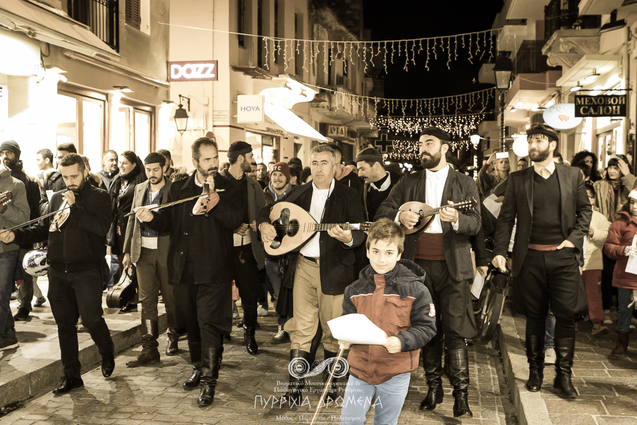 Έψαλλαν τα Κρητικά κάλαντα στο Ρέθεμνος.